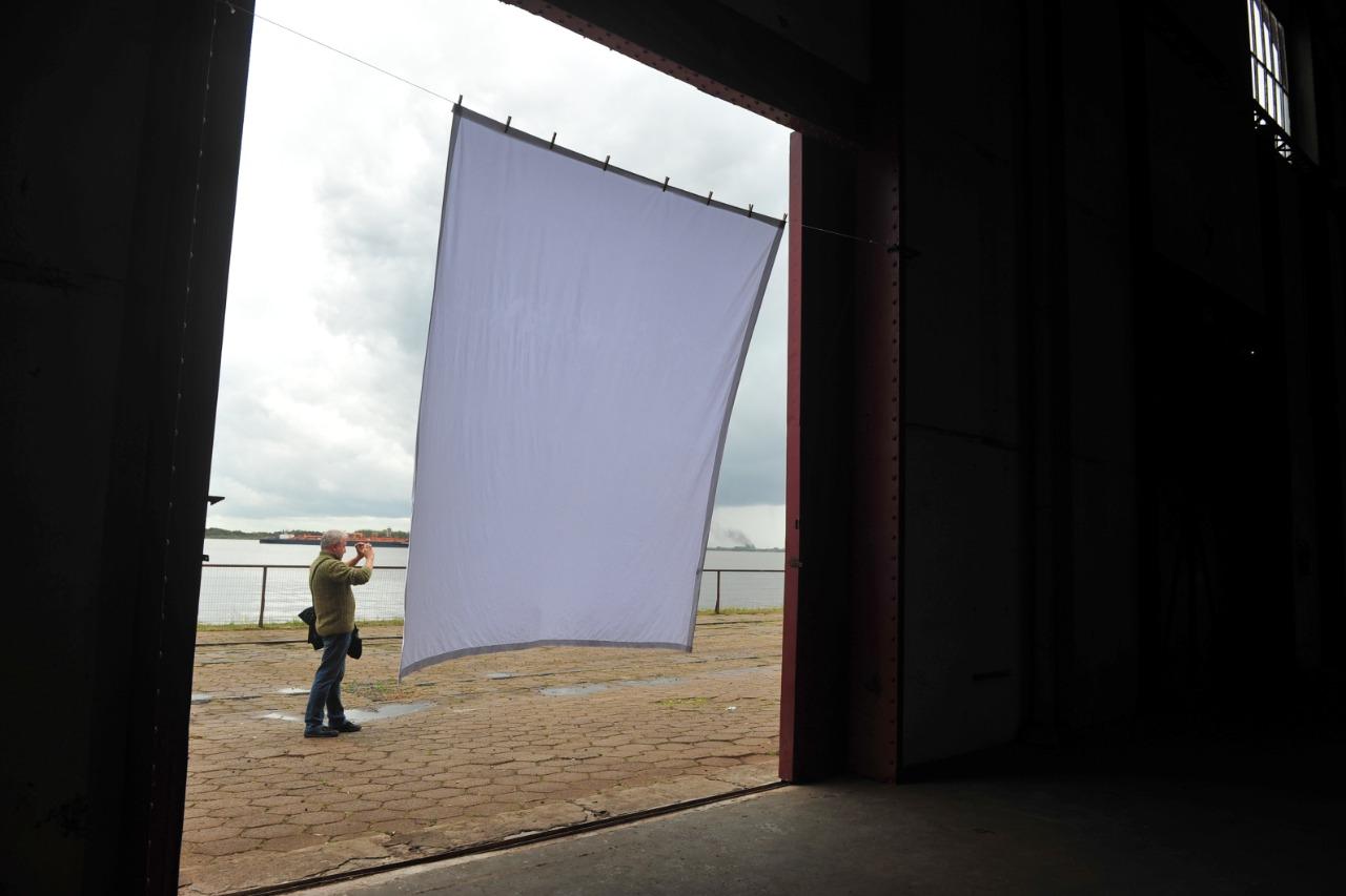 Obra de Karola Braga, no Cais Mau&aacute;, intitulada "L&aacute;grimas, terra e cris&acirc;ntemo"