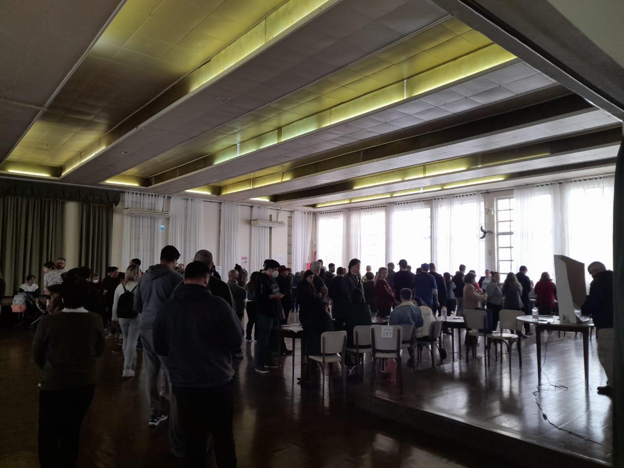 Clube Brilhante, onde h&aacute; 14 mesas eleitorais, registra grandes filas