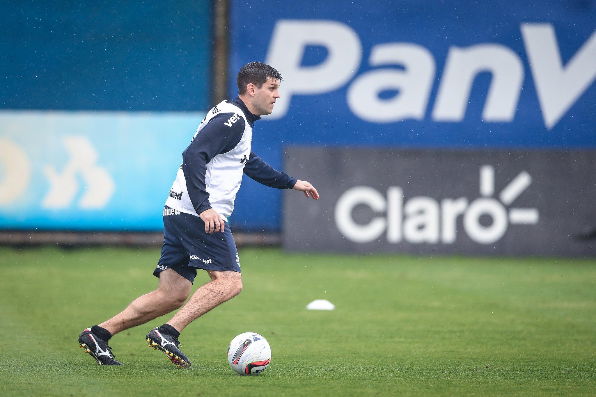 Defensor tem proposta do Independiente, mas d&aacute; prioridade ao Tricolor em caso de renova&ccedil;&atilde;o