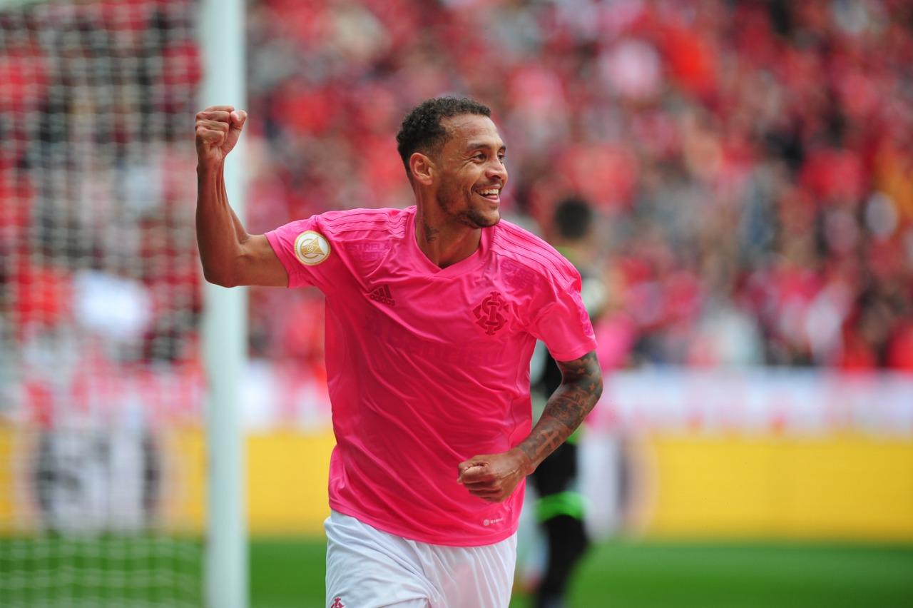 Alan Patrick marcou um dos gols da vit&oacute;ria sobre o Goi&aacute;s 