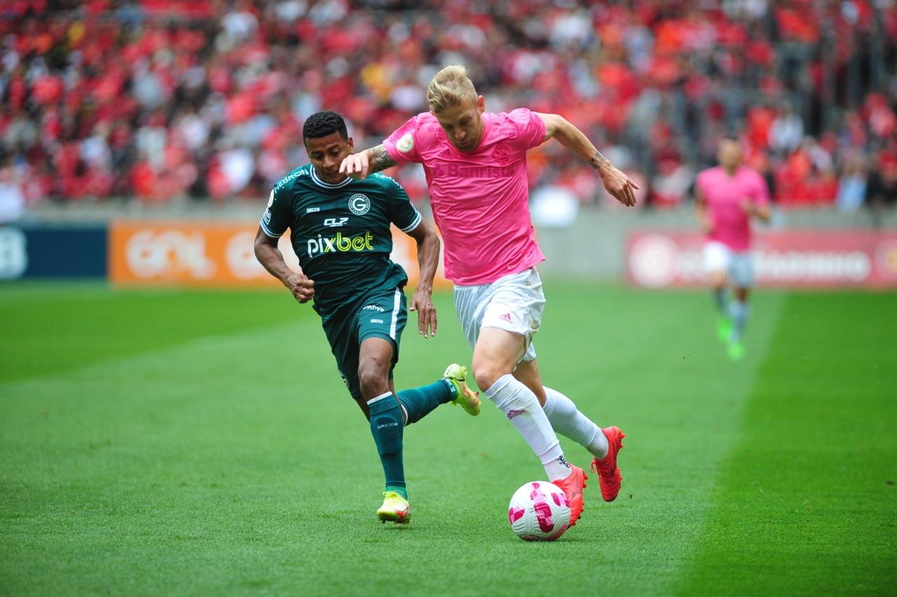 Pedro Henrique foi titular na partida contra o Goi&aacute;s