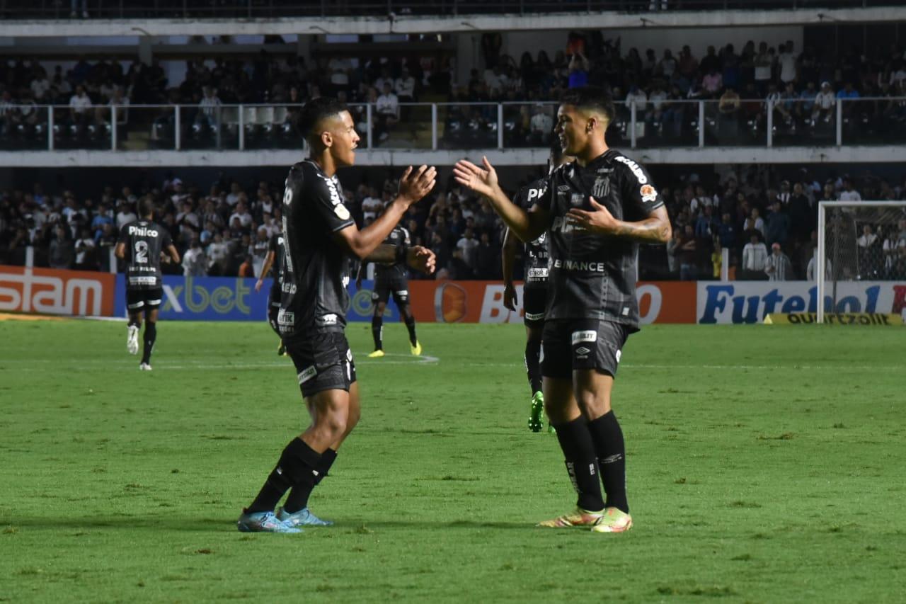 &Acirc;ngelo e Marcos Leonardo comemoram um dos gols do Santos