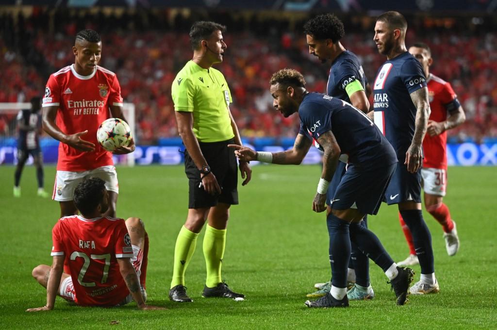 Jogador brasileiro foi alvo do comentarista holand&ecirc;s