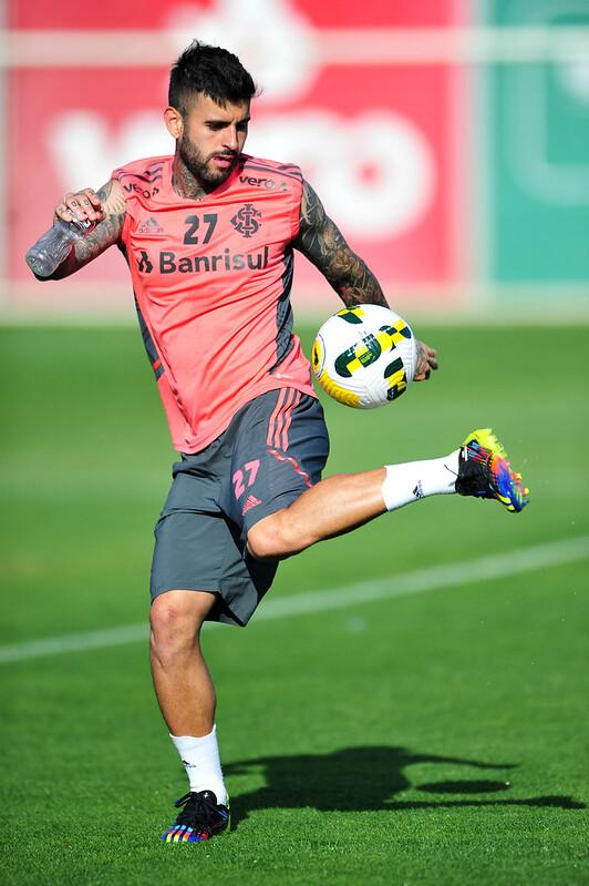 Inter deve retomar meio-campo conservador contra o Botafogo 