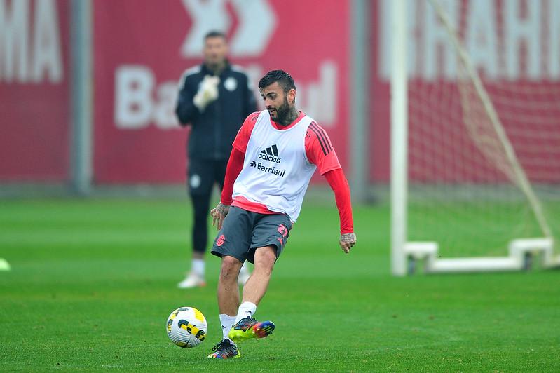 Inter trata como prioridade a contrata&ccedil;&atilde;o de um volante para 2023