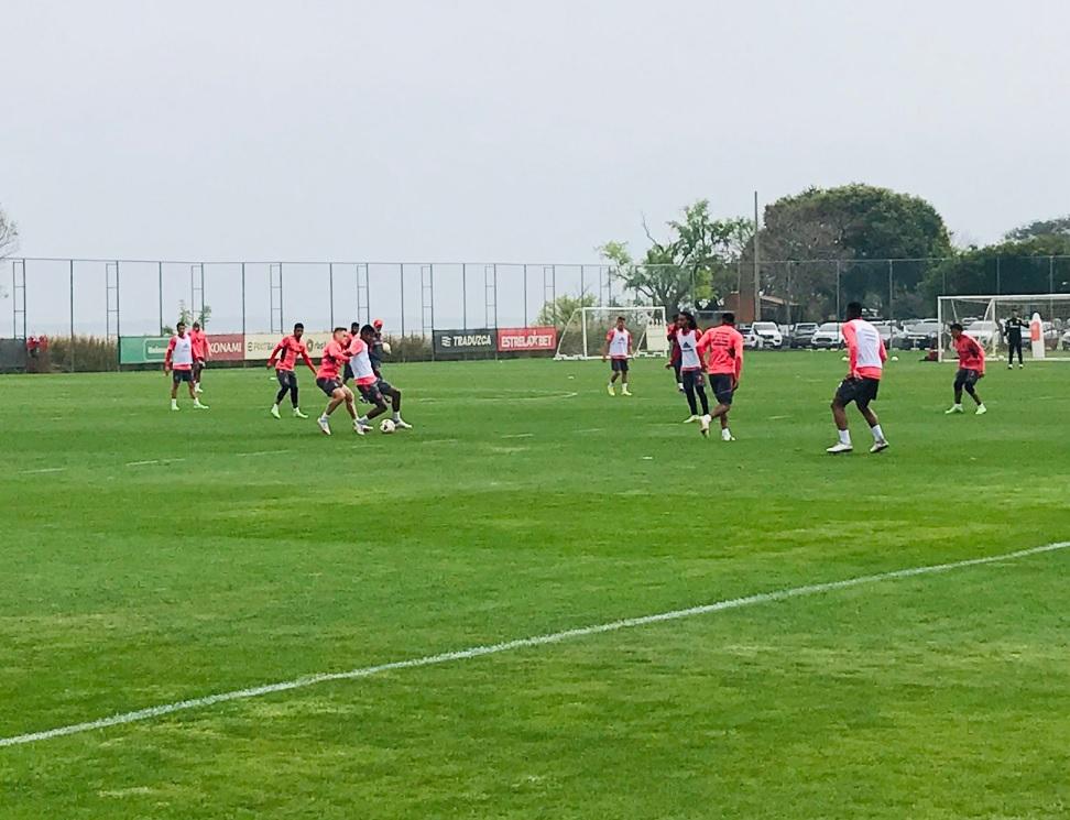 Inter faz treino de finaliza&ccedil;&atilde;o no CT do Parque Gigante 