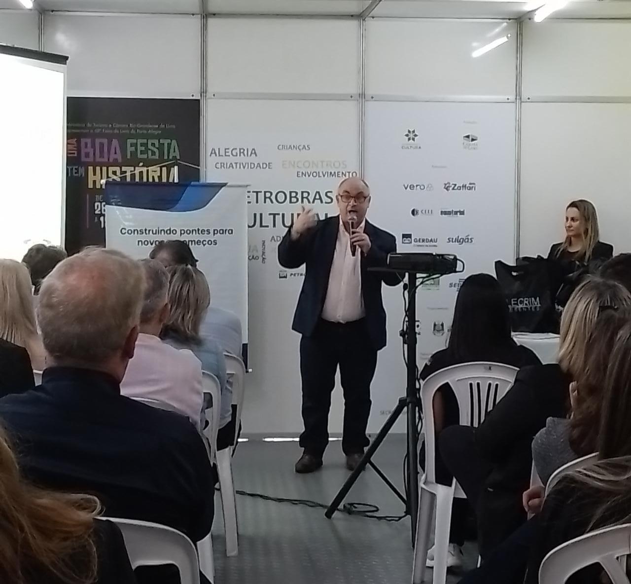 Waldemar Menchik na abertura do 5&deg; Concurso Liter&aacute;rio da FASE