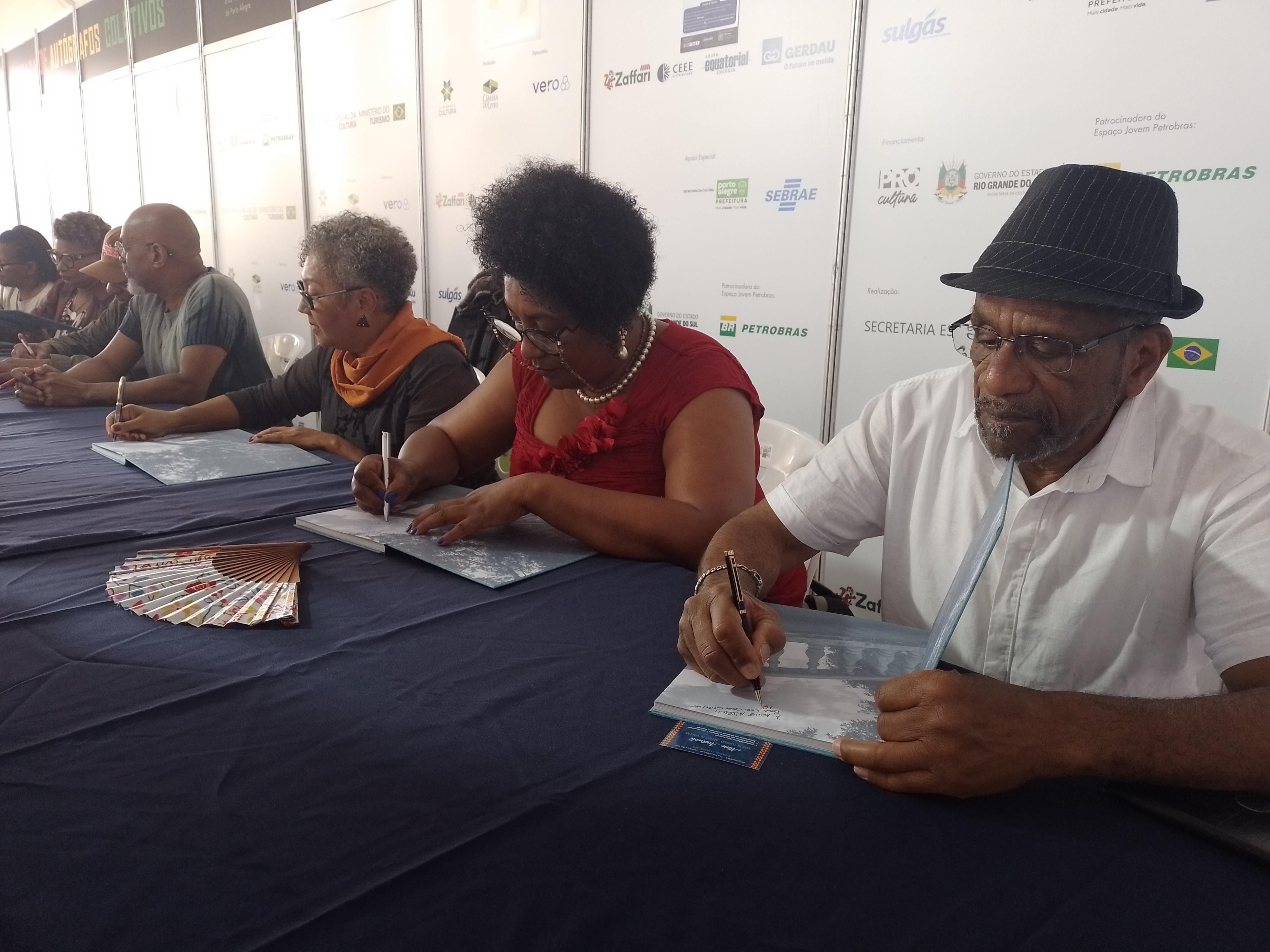 Sociedade Floresta Aurora lan&ccedil;a livro de mem&oacute;rias na 68&ordf; Feira do Livro de Porto Alegre