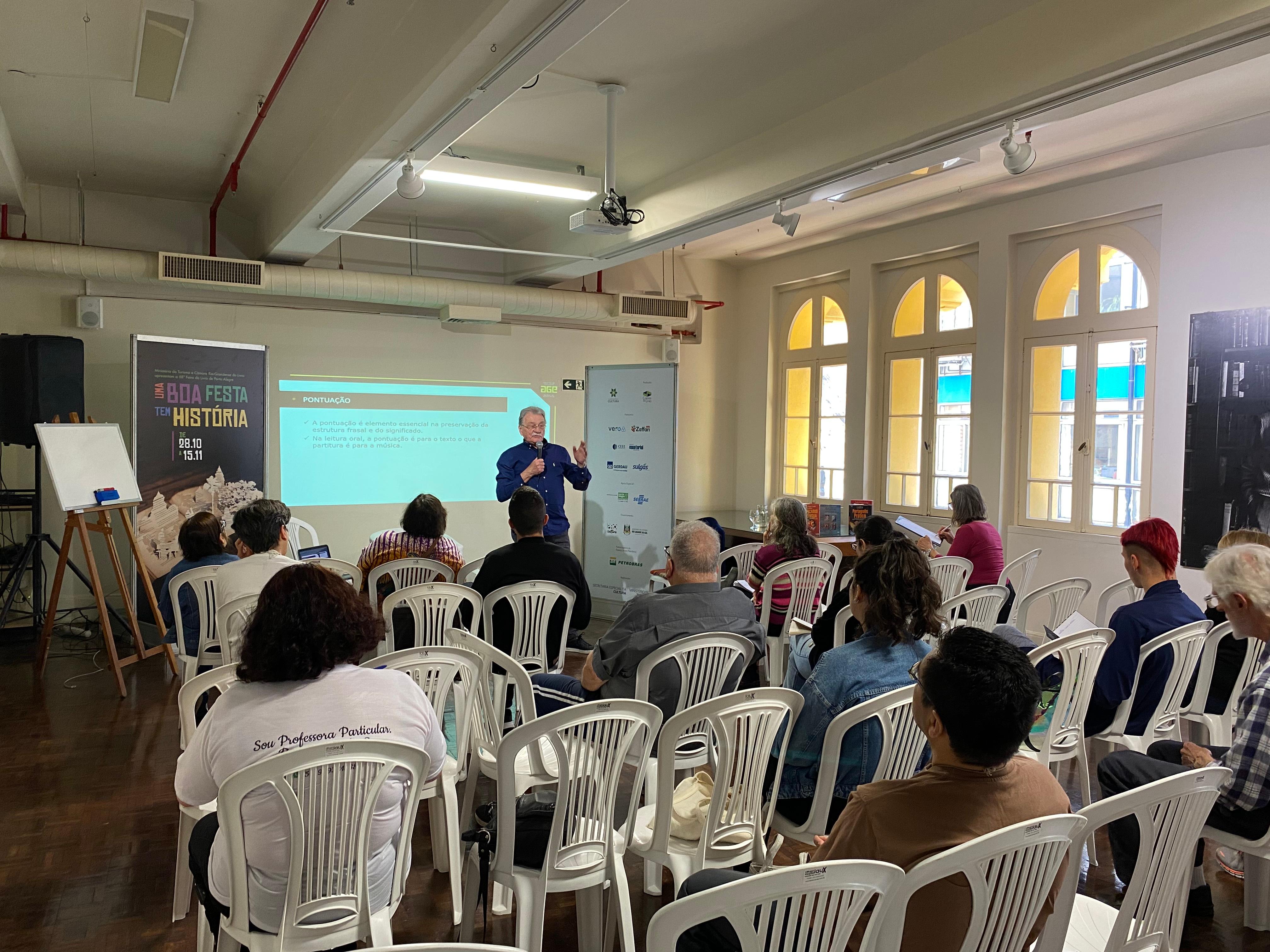 A Oficina "Como aprender gram&aacute;tica pensando mais e decorando menos?&rdquo; &eacute; ministrada por Paulo Fl&aacute;vio Ledur