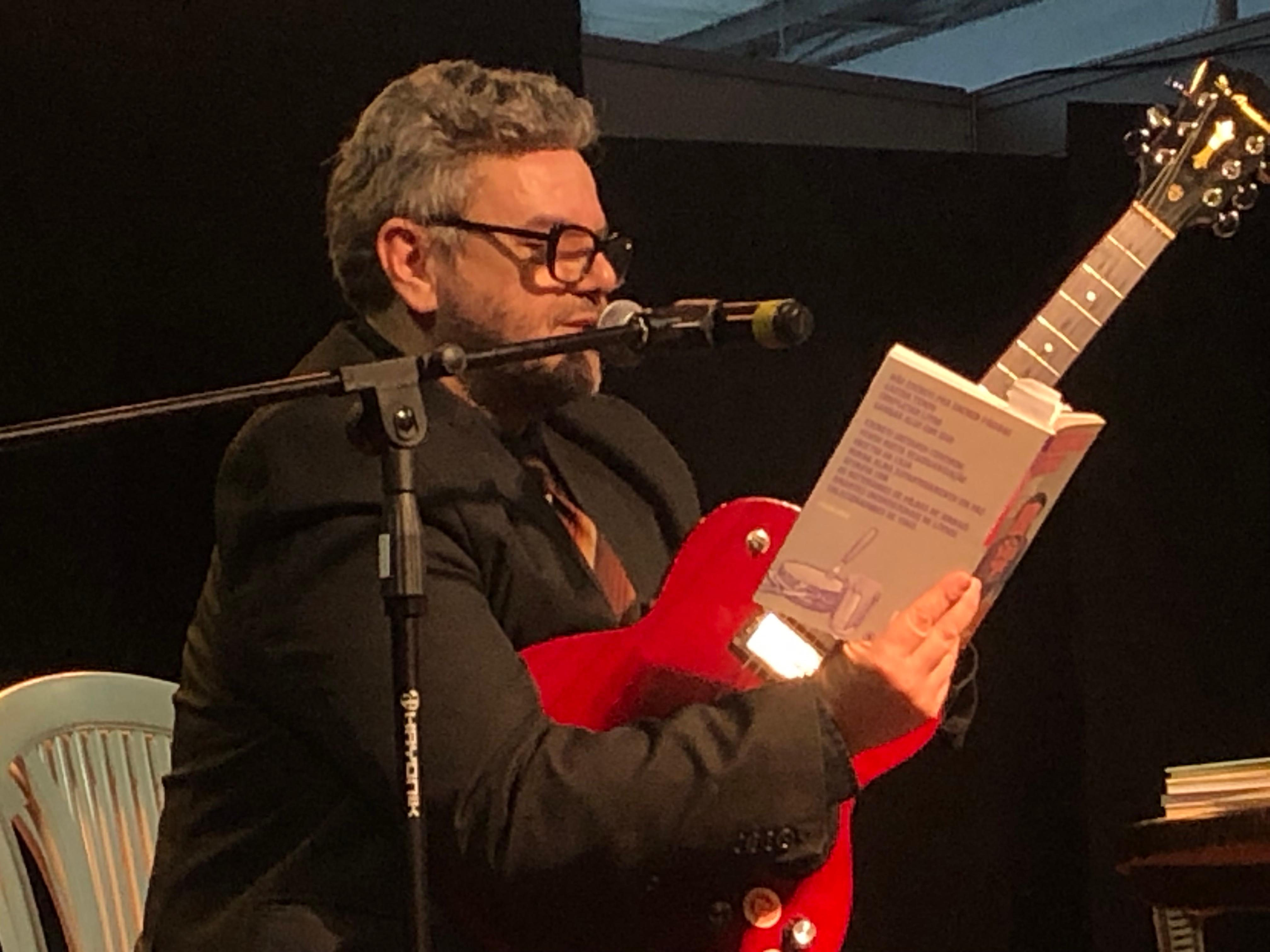 Frank Jorge intercala m&uacute;sicas e poesias em sua apresenta&ccedil;&atilde;o na 68&ordf; Feira do Livro de Porto Alegre