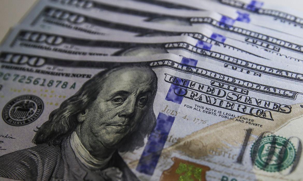 D&oacute;lar sobe mais de 2% e fecha em R$ 5,08