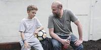 Theo (Maleaume Paquin) é um garoto de 12 anos com um pai problemático vivido por François Damiens