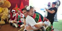 Helena Souza Gomes, de 7 anos, recebeu abraços de artistas no Natal da Coragem, promovido pelo Instituto do Câncer Infantil, na sede do Corpo de Bombeiros Militar, em Porto Alegre.