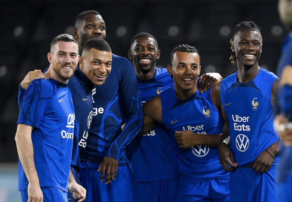 Demb&eacute;l&eacute;, ao centro, e demais jogadores da Fran&ccedil;a em descontra&iacute;do treino antes da final 