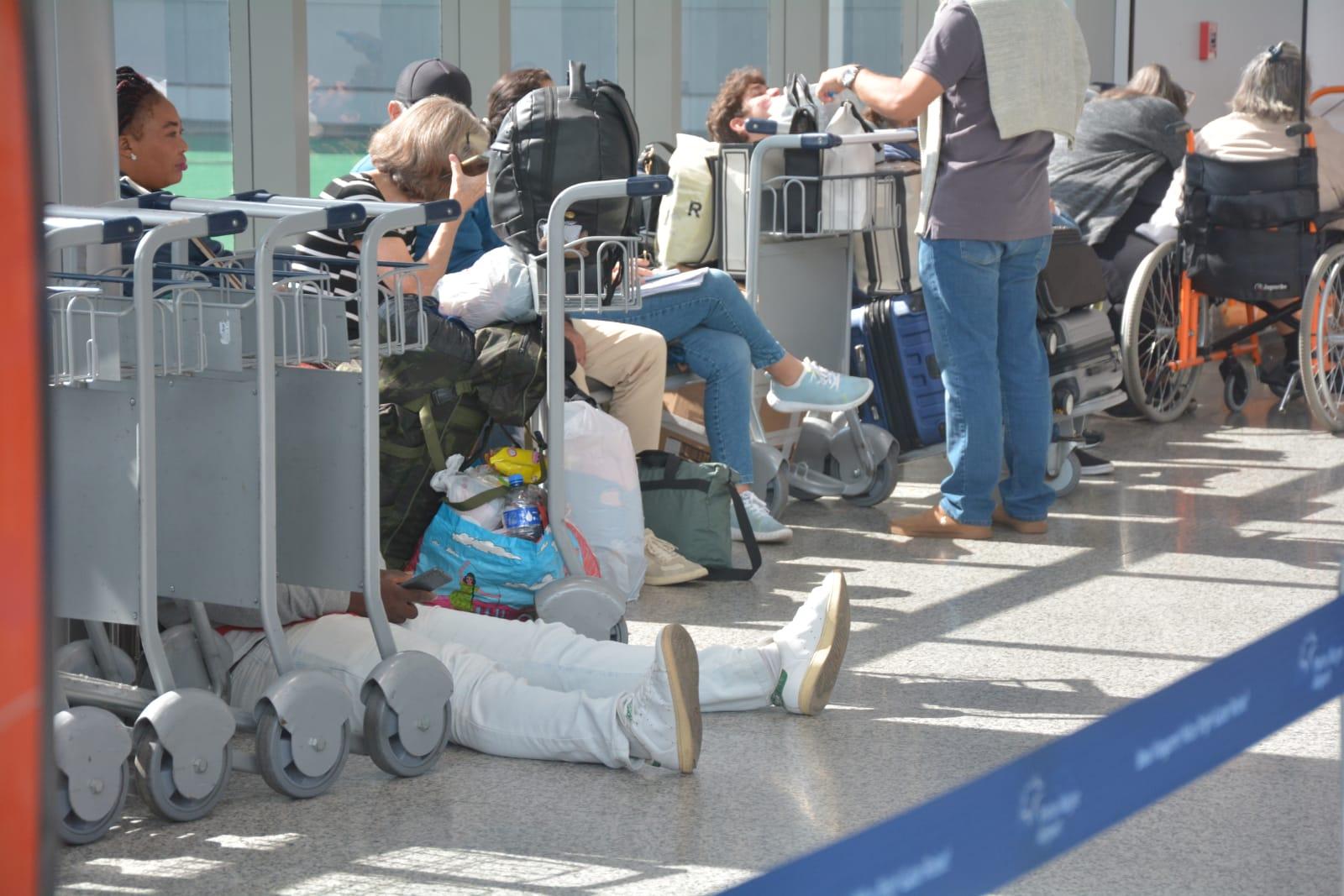 Aeroporto registrou passageiros aguardando voos nas laterais ou no ch&atilde;o do terminal dom&eacute;stico