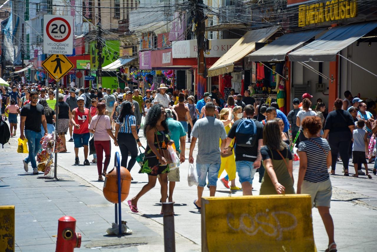 Popula&ccedil;&atilde;o brasileira tem o menor crescimento da hist&oacute;ria e alcan&ccedil;a 203 milh&otilde;es, mostra Censo 2022