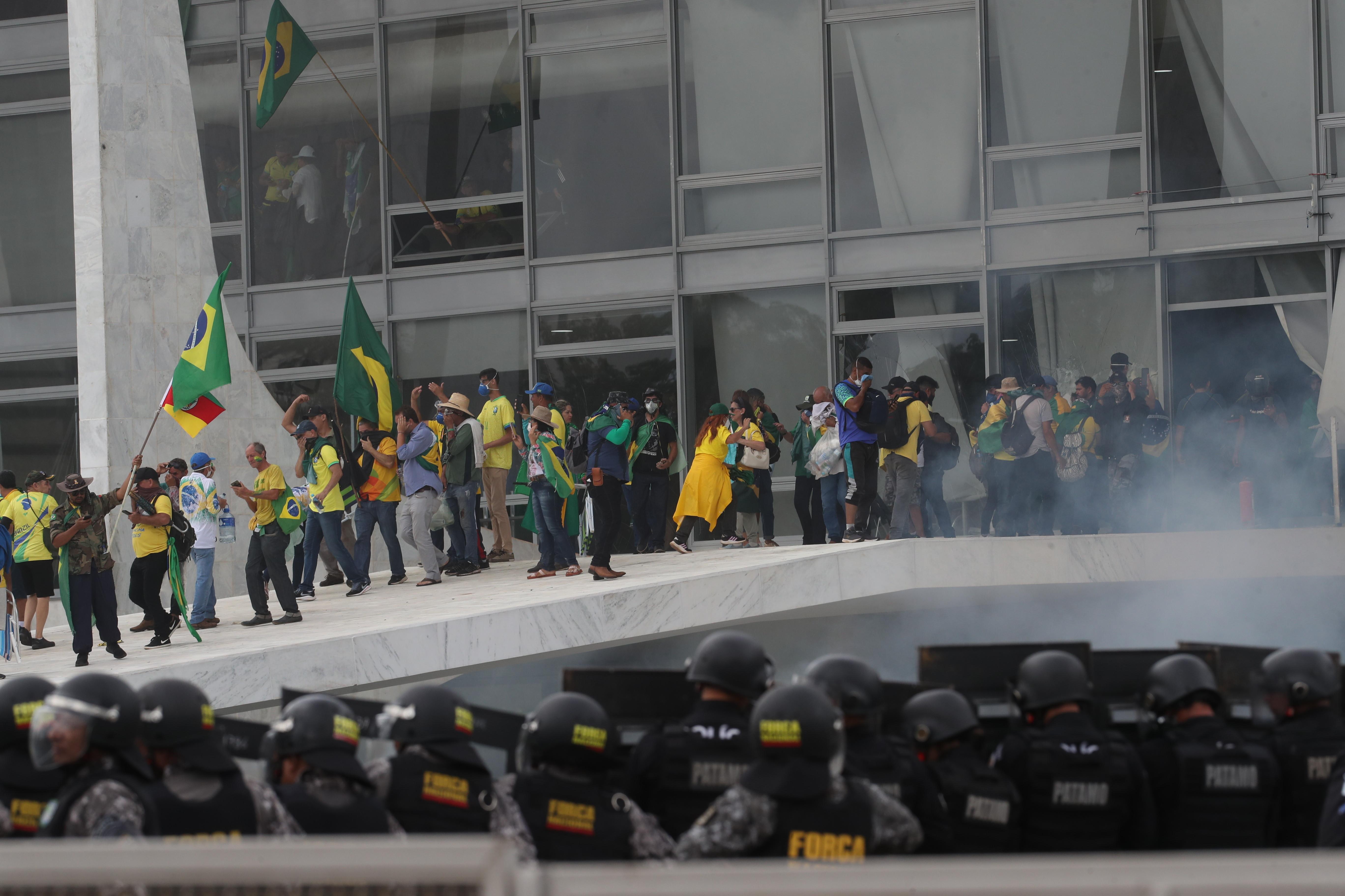 Extremistas invadem os pr&eacute;dios dos Tr&ecirc;s Poderes em Bras&iacute;lia