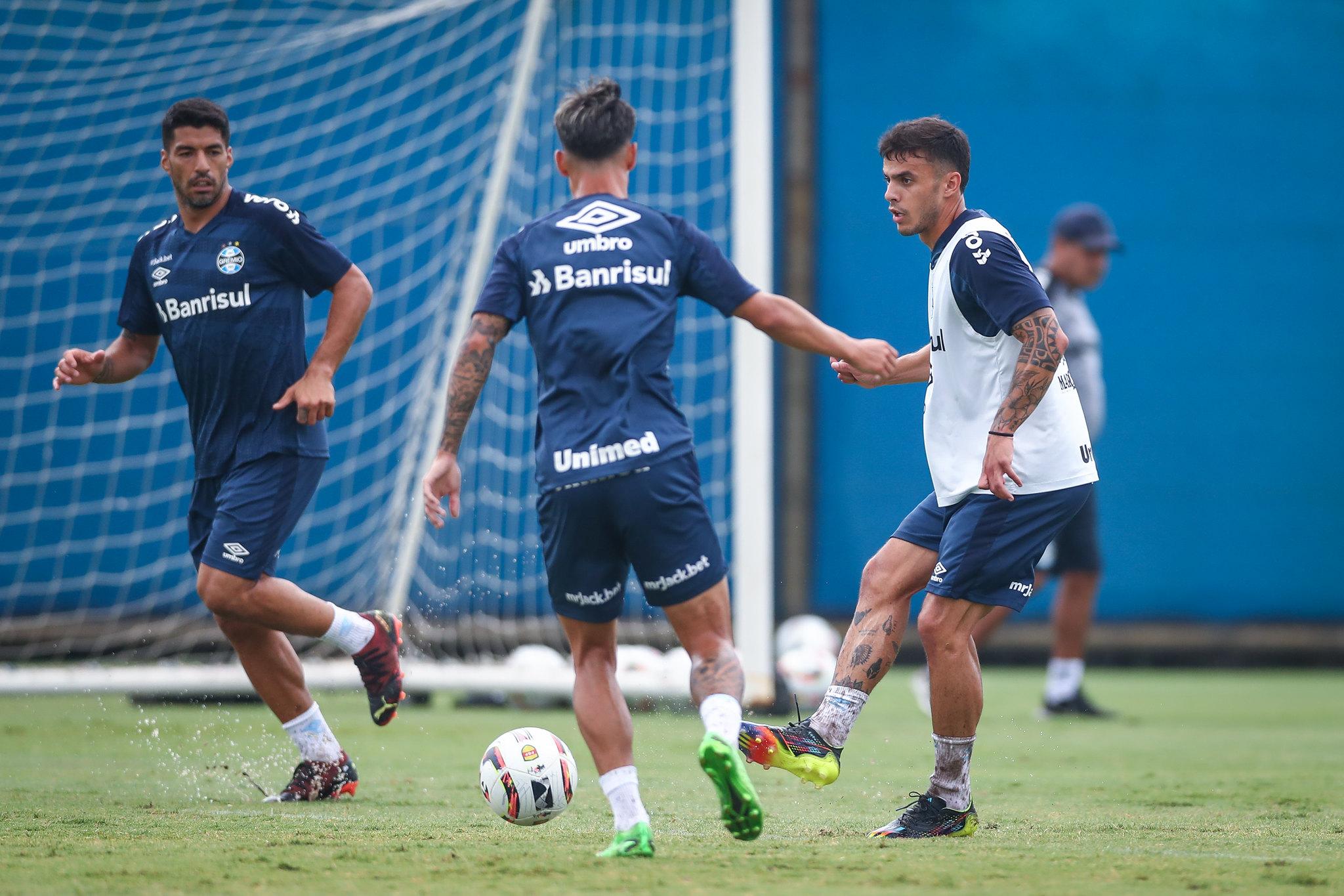 Treinador vem testando op&ccedil;&otilde;es em trabalhos no CT Presidente Luiz Carvalho