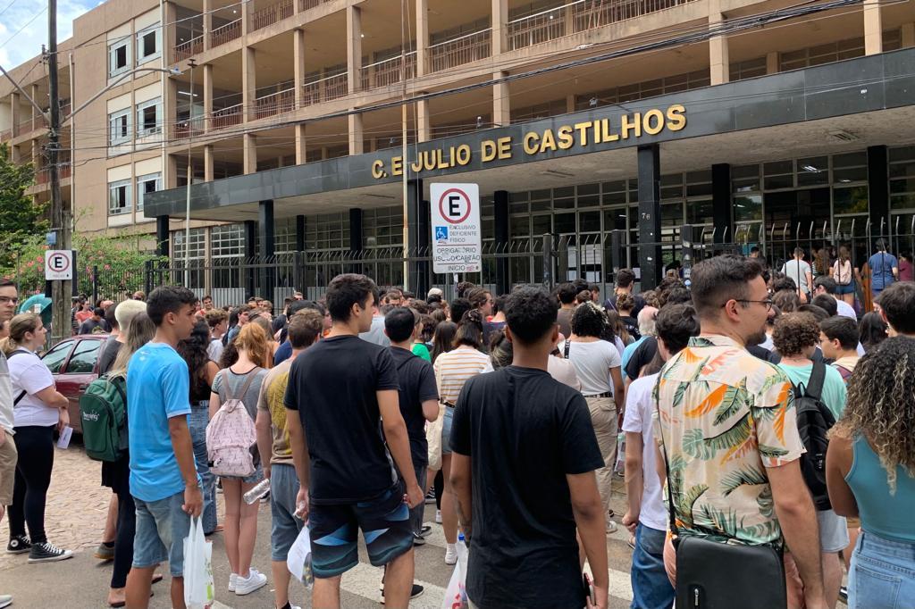 Movimenta&ccedil;&atilde;o intensa no Col&eacute;gio J&uacute;lio de Castilhos, em Porto Alegre