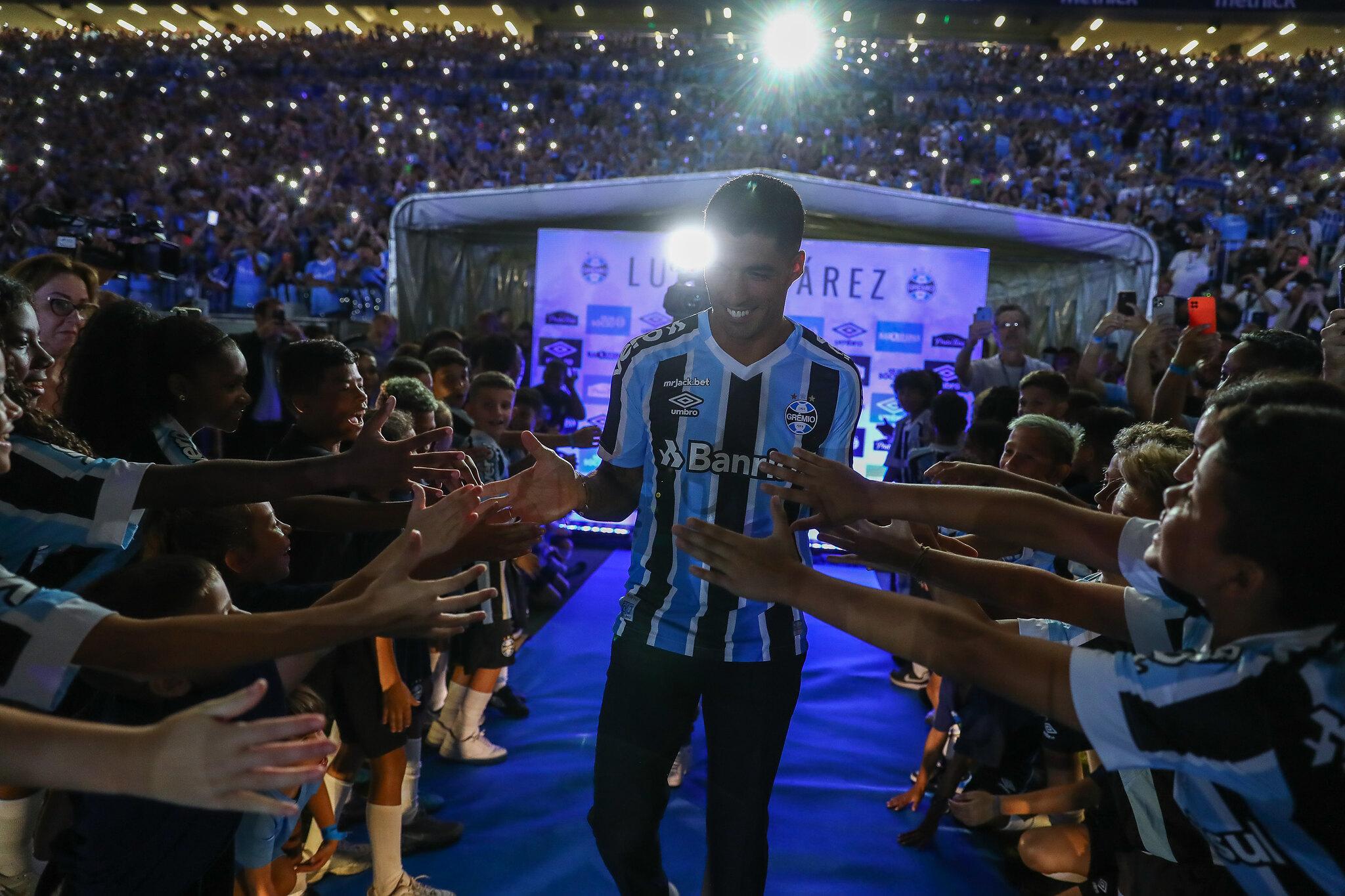 Gr&ecirc;mio v&ecirc; n&uacute;mero de s&oacute;cios crescer e projeta casa cheia para a estreia de Su&aacute;rez