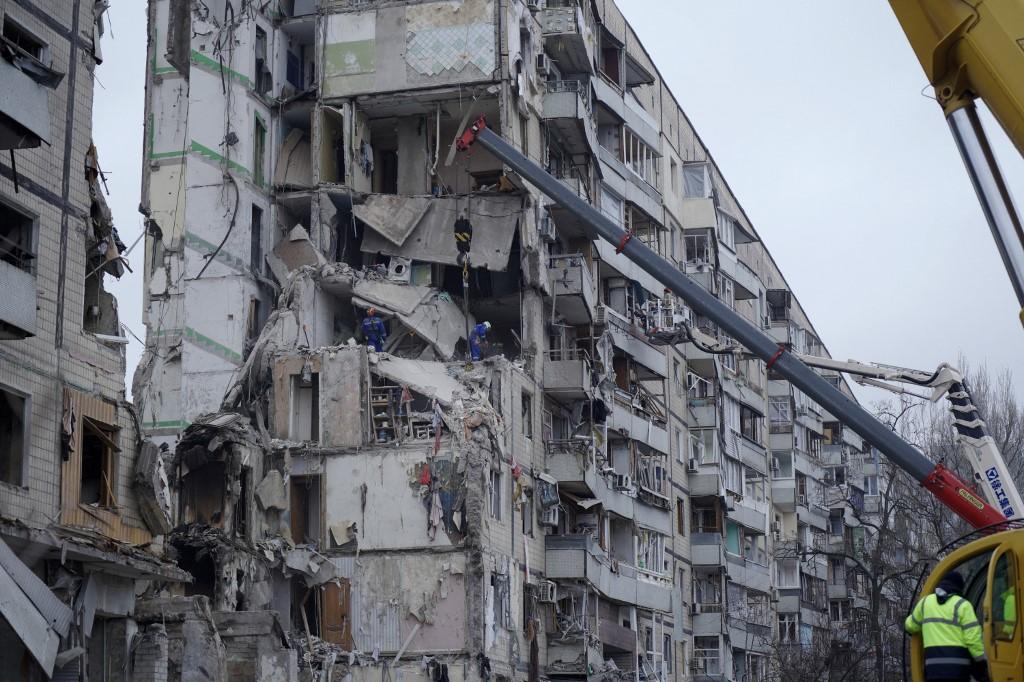 Pr&eacute;dio residencial, em Dnipro, foi alvo de ataque de m&iacute;ssil