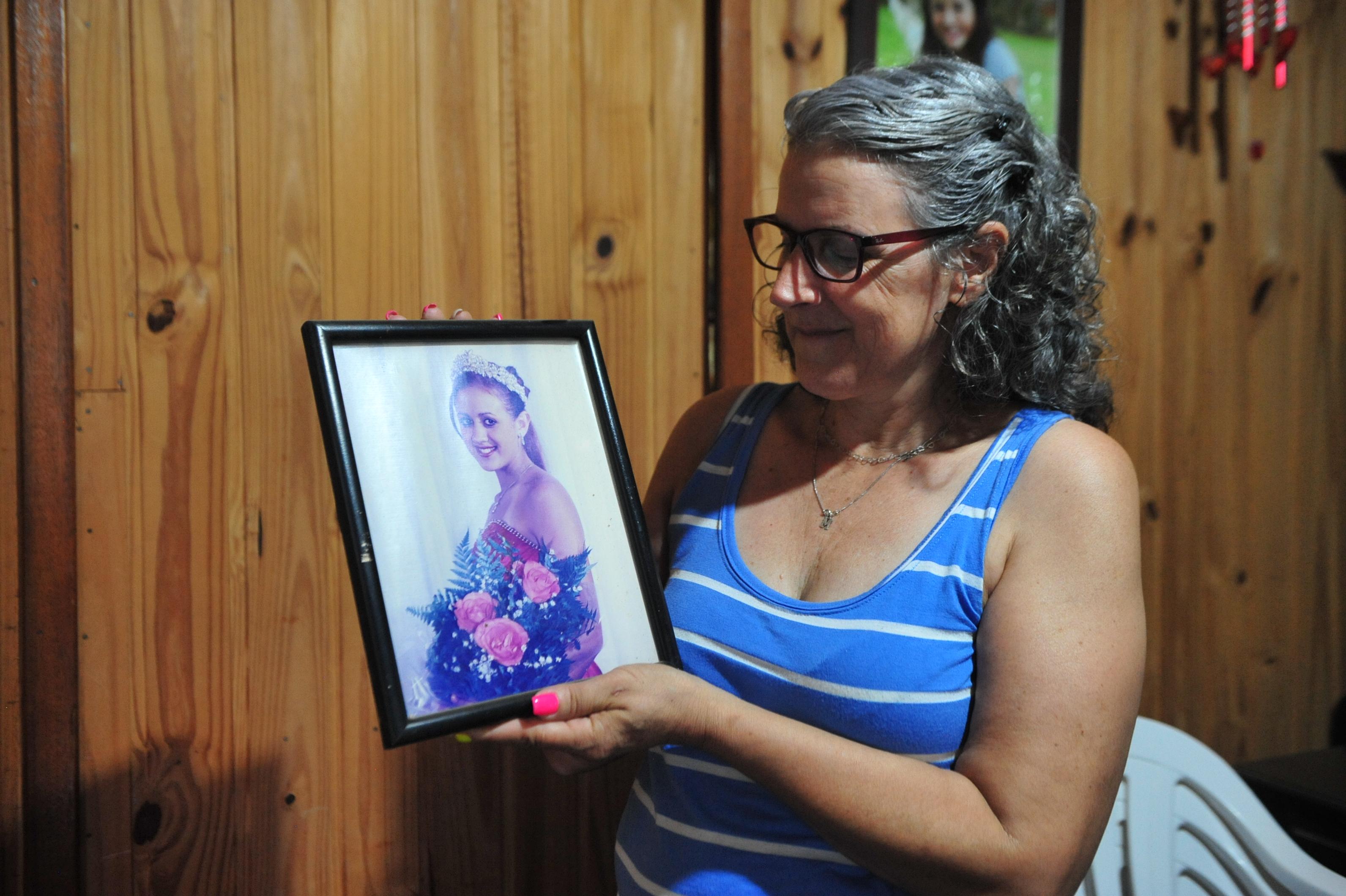 Marilene dos Santos e o retrato da sua filha Nathiele dos Santos Soares, quando ela era adolescente.