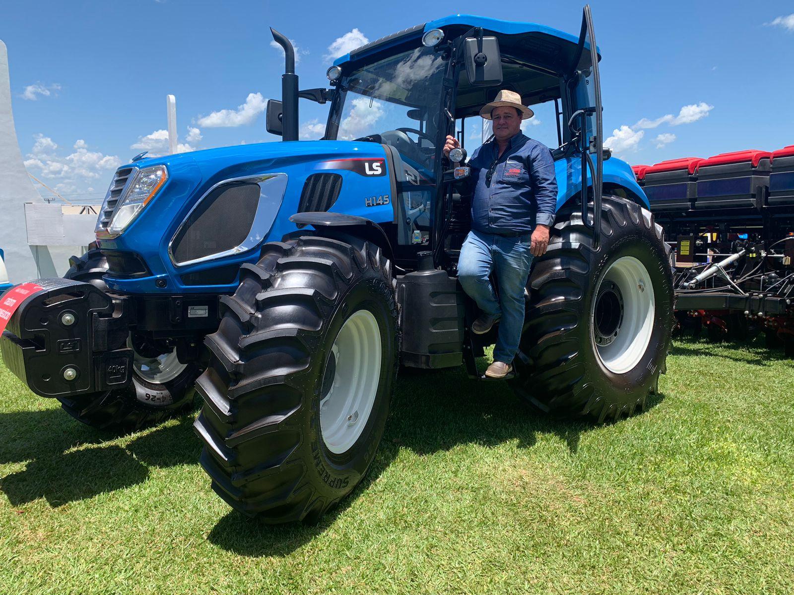 Produtor Valmir Schlickmann ao lado de um H145 da LS Tractor