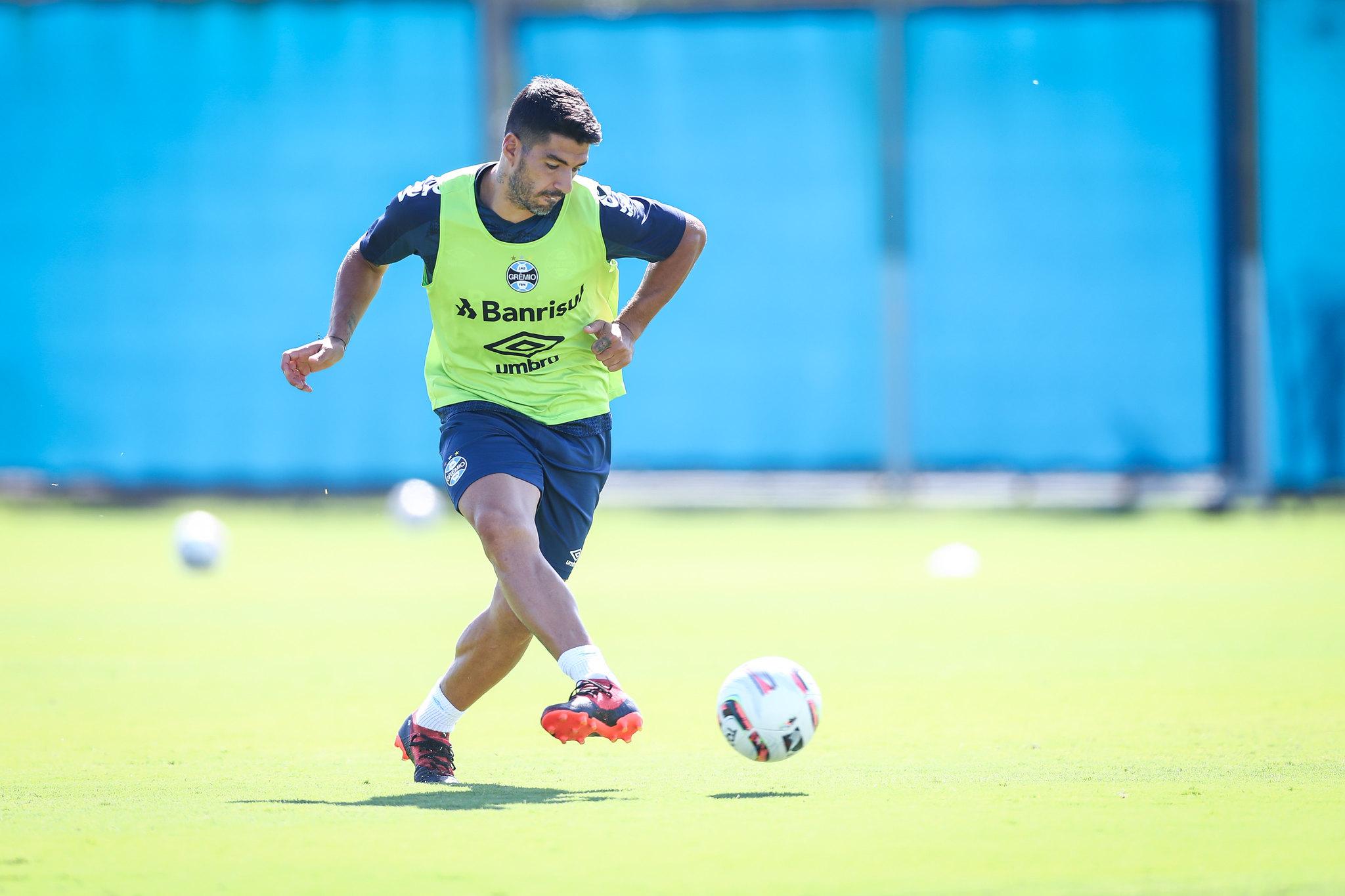 Su&aacute;rez tem sofrido com dores no joelho direito