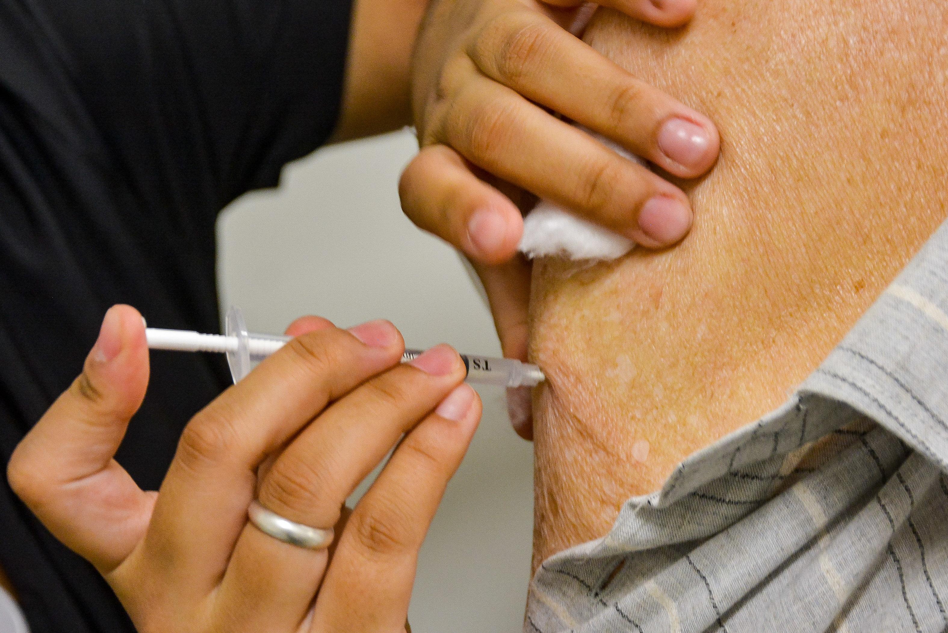 S&atilde;o 33 locais aplicando a vacina bivalente; veja quem s&atilde;o os grupos aptos para a imuniza&ccedil;&atilde;o