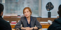 Isabelle Huppert interpreta Clémence, prefeita de uma cidade na Grande Paris, que está sofrendo com especulação imobiliária