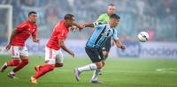 Mercado e Suárez disputam a bola no Gre-Nal 438