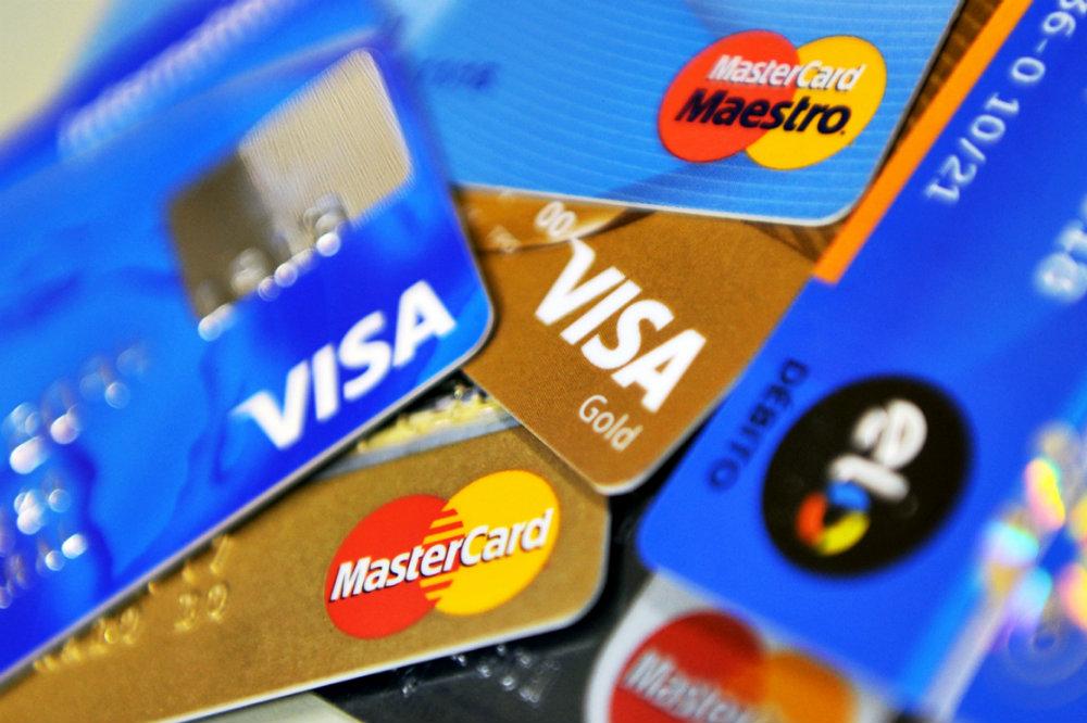 Juro m&eacute;dio total cobrado pelos bancos nos cart&otilde;es caiu 6,5 pontos porcentuais de abril para maio