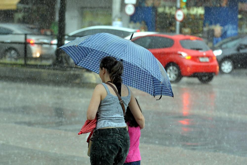Diversas cidades ga&uacute;chas devem ter volumes de chuva por vezes forte a torrencial 