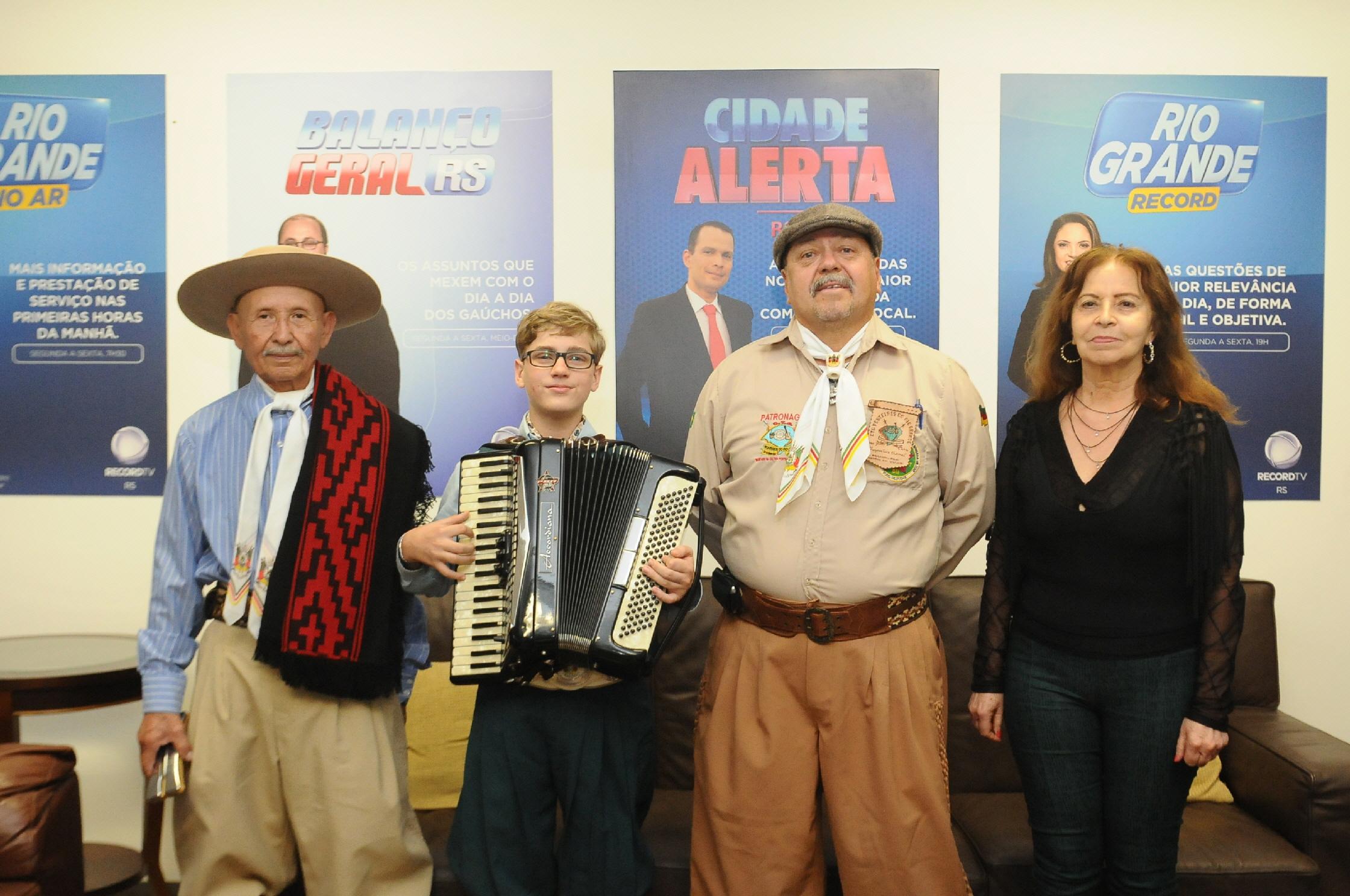 Cantora, gaiteiro, gaiteiro de boca e declamador disputaram duas vagas para as semifinais