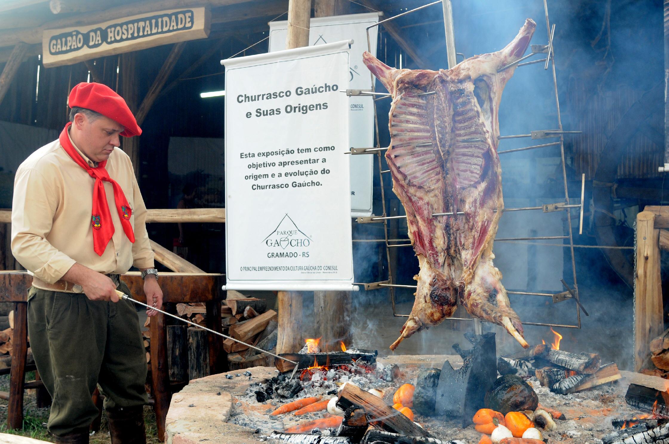 Mostra "Churrasco Ga&uacute;cho e suas Origens" conta a hist&oacute;ria e m&eacute;todos primitivos no preparo do assado