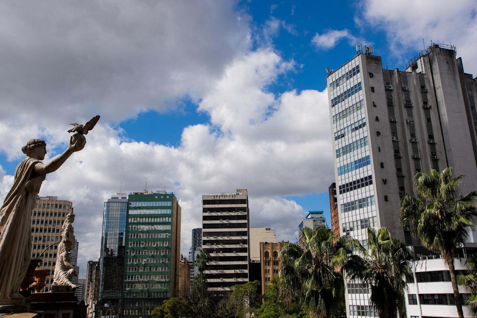 Em Porto Alegre, dia ter&aacute; sol entre nuvens e possibilidade de chuva