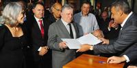 Ex-prefeito Guilherme Socias Villela recebe das mãos de Sebastião Melo a lei assinada antes do descerramento do letreiro do Centro Administrativo Municipal