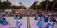Grupo de dança do CTG Gildo de Freitas levou cultura gaúcha ao público que estava no parque da Redenção no Baile da Cidade