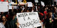 Alunos e profissionais de ensino fizeram protestos contra mudanças