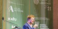 O jornalista e escritor Leandro Narloch, palestrando na reunião-almoço de abertura do 36º Fórum da Liberdade.