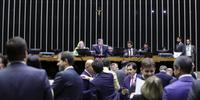 Sem consenso sobre o texto, deputados adiam votação do PL das Fake News