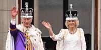 Rei Charles III e rainha Camilla saúdam a multidão