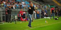 Renato na beira do campo da Arena neste domingo