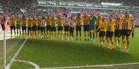 Jogadores comemoraram com a torcida a vitória que deu a liderança do campeonato alemão