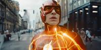 The Flash volta no tempo para tentar evitar a morte da mãe e desencadeia eventos trágicos