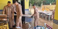 Brigada Militar ajuda na limpeza de escola na cidade de Caraá