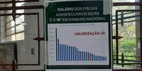 Cartazes mostram informações sobre o salário da categoria, que é o 18º em ranking nacional conforme levantamento feito pela União Nacional dos Fiscais Agropecuários (Unafa)