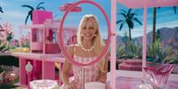 A Barbie Estereotipada (Margot Robbie) tem a cor de rosa presente em todos os momentos de sua vida, mas entra em crise existencial