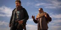 Tom (Gerard Butler) conta com a ajuda do intérprete Mohammad Doud (Navid Negahban) para tentar escapar de território hostil