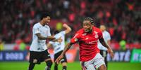 Luiz Adriano marca no fim e Inter busca empate com Corinthians no Beira-Rio